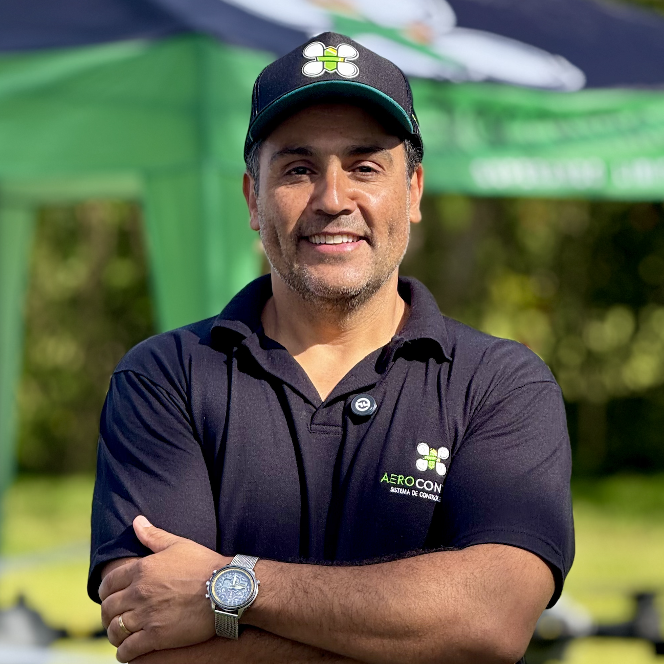 Instrutor AEROCONTROLL com drone agricola em treinamento pratico